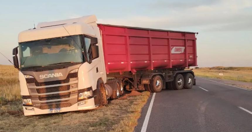 Camionero quiso doblar en u y cortoacute la Ruta 10