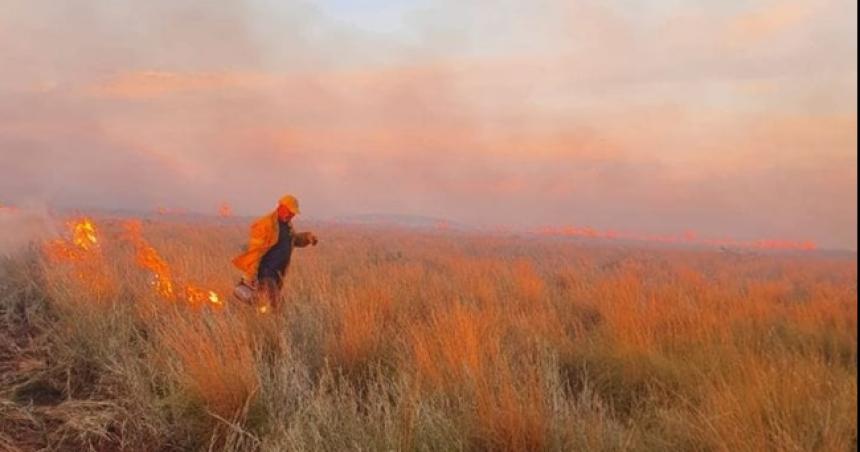 Brigadistas de Defensa Civil combaten tres incendios