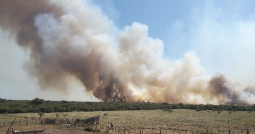 Bomberos del norte provincial combaten un incendio en Rancul