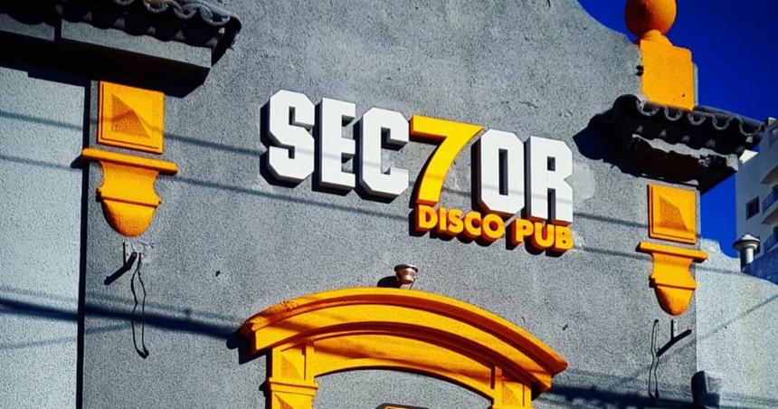 Una chica apuntildealada en un boliche ceacutentrico de Santa Rosa