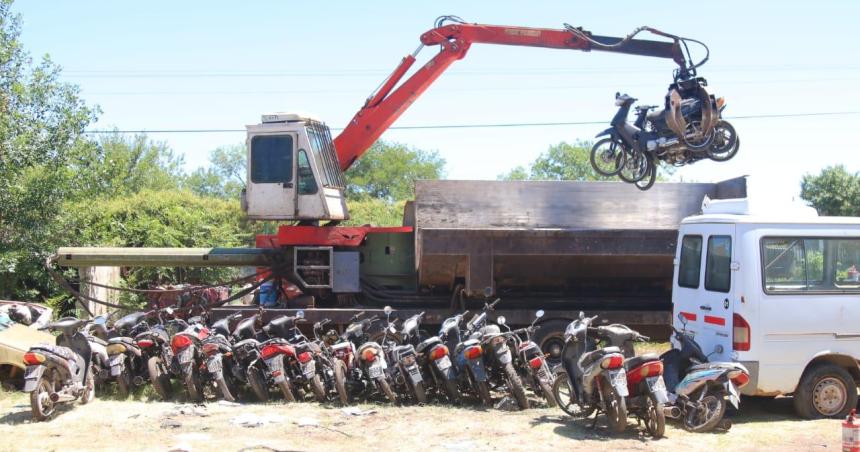 Compactaron en Pico autos motos y cantildeos de escapes adulterados