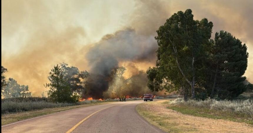 Interrumpieron el acceso de Monte Hermoso por un incendio de pastizales