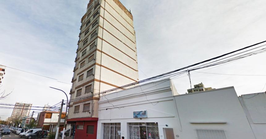 Un nene quiso robar se cortoacute una pierna con una vidriera y lo salvaron los policiacuteas