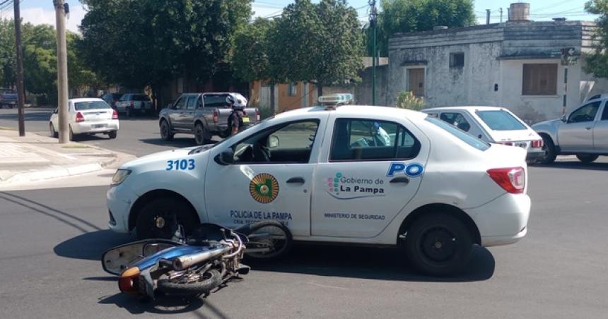 Una moto y un patrullero chocaron en Pico