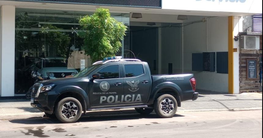 Un auto ardioacute casi por completo en una concesionaria de Pico