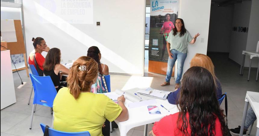 Capacitan a mujeres a traveacutes de un taller para la buacutesqueda de empleo