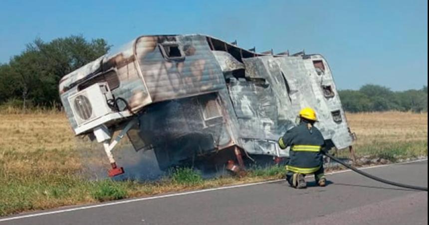 Una casilla rodante se incendioacute sobre la Ruta Provincial 102