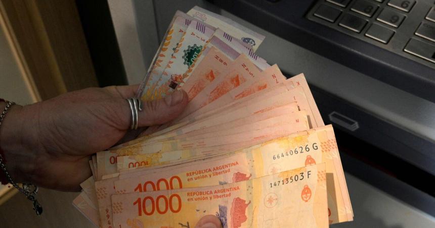 Los salarios perdieron por goleada ante la inflacioacuten en diciembre a causa de la devaluacioacuten