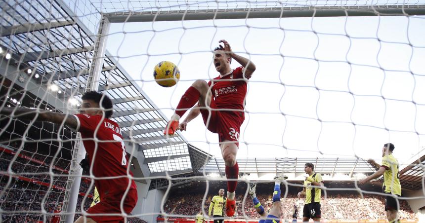 Liverpool ganoacute y sigue puntero de la Premier League