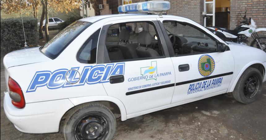 Condenan a dos policiacuteas a pagar las roturas que le hicieron a un patrullero