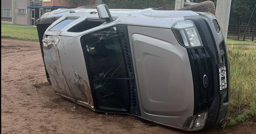 Conductor alcoholizado volcoacute en la avenida Peroacuten