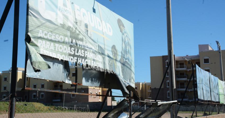 Arreglaron la carteleriacutea peligrosa en el Club Santa Rosa