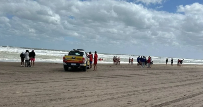 Hallaron el cuerpo del joven de 20 antildeos que se metioacute al mar en Monte Hermoso