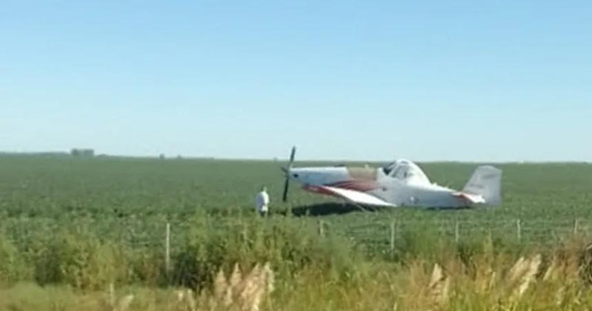 Avioacuten fumigador enganchoacute cables y aterrizoacute de emergencia