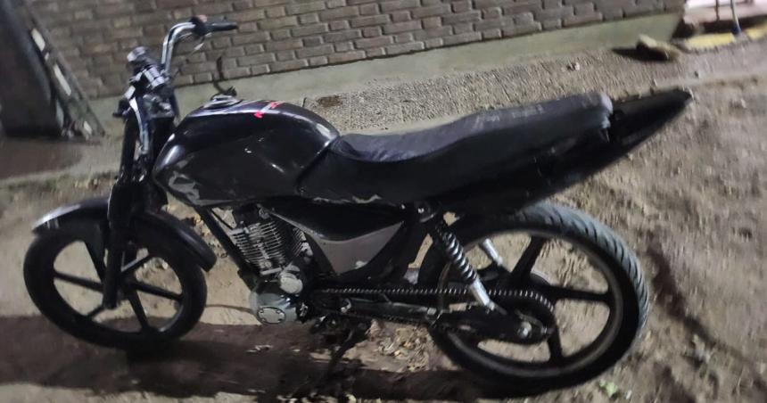 Arrebatoacute un celular quiso huir de la policiacutea y lo detuvieron