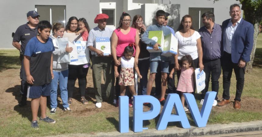 Entregaron viviendas sociales a familias de Sarah