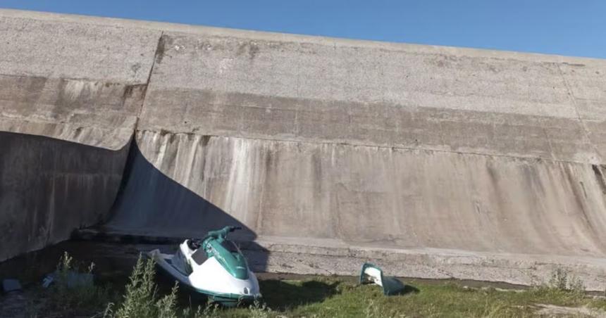 Tragedia en Mendoza- haciacutea piruetas con una moto de agua en El Nihuil traspasoacute un paredoacuten y murioacute