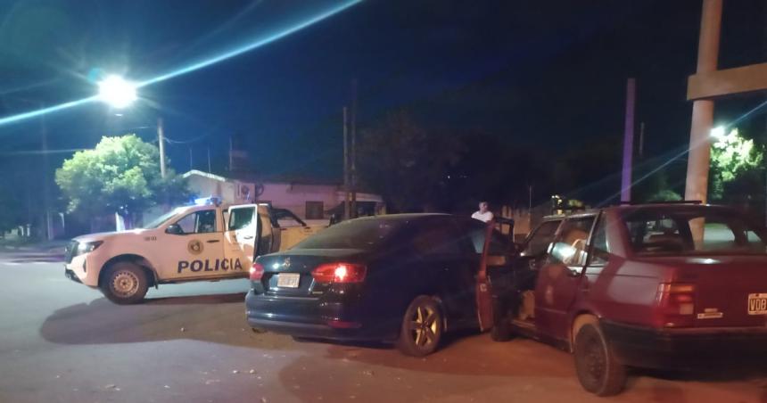 Sin licencia ni seguro chocoacute un auto en un cruce de semaacuteforos