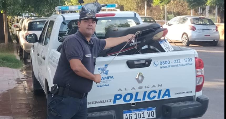 Dos policiacuteas impidieron el robo de una moto en pleno centro