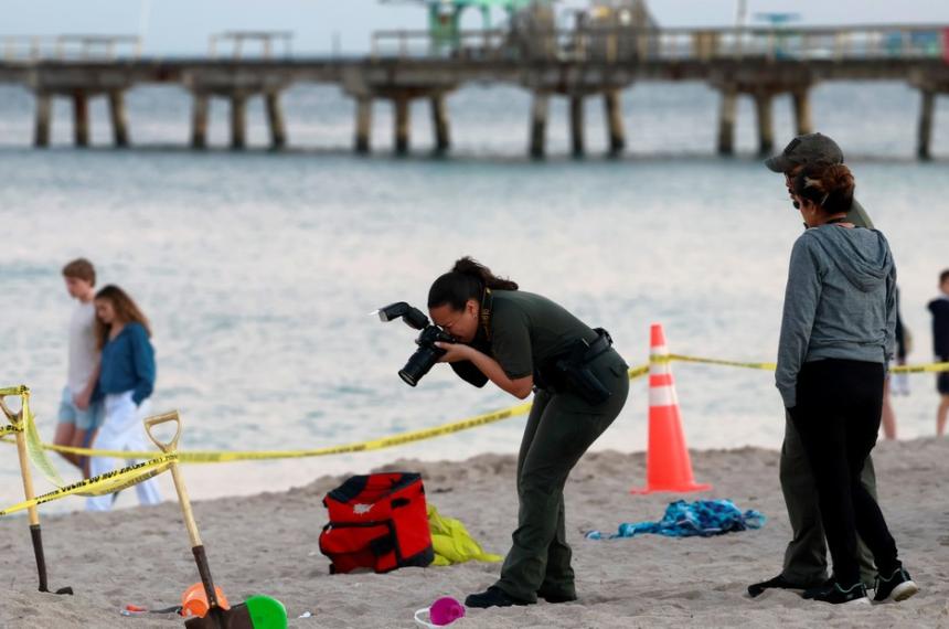 Tragedia en una playa de Miami- una nena de 5 antildeos cavoacute un pozo quedoacute enterrada en la arena y murioacute