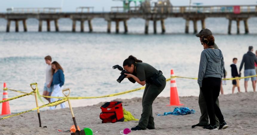 Tragedia en una playa de Miami- una nena de 5 antildeos cavoacute un pozo quedoacute enterrada en la arena y murioacute
