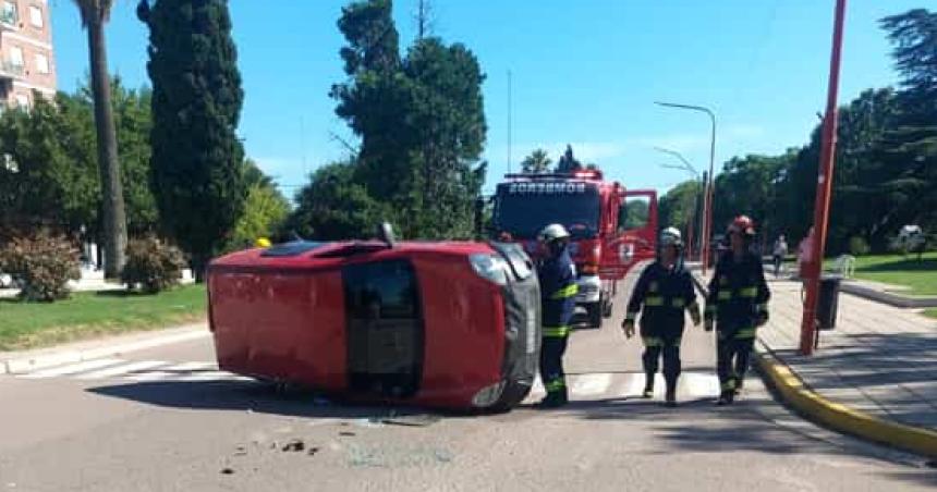 Choque y vuelco en el centro de Alvear