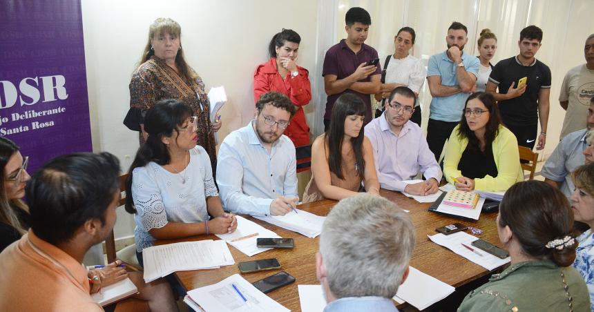 La oposicioacuten apuntoacute a la salvaje motosierra de di Naacutepoli por la suba del boleto