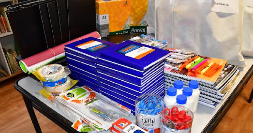 El Ministerio de Educacioacuten entregoacute uacutetiles y vestimenta escolar