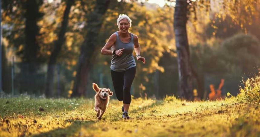 Cinco ejercicios faacuteciles para aumentar la densidad oacutesea y prevenir la osteoporosis