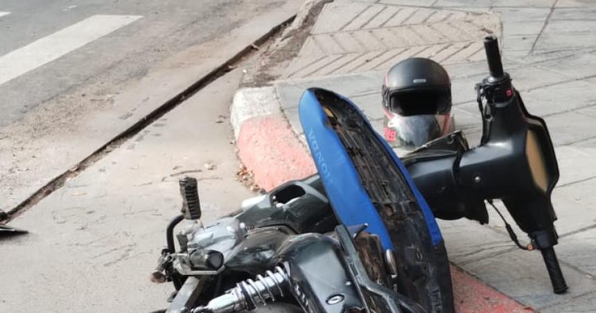 Dos motociclistas heridos en otro choque en el centro