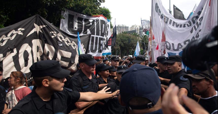 Gas pimienta y empujones contra los manifestantes que reclamaron alimentos