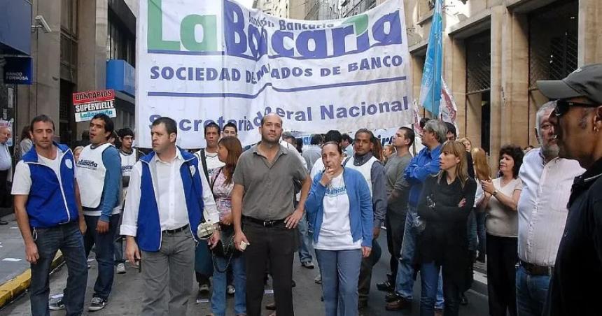 Paritarias- los bancarios cobraraacuten un baacutesico de un milloacuten de pesos