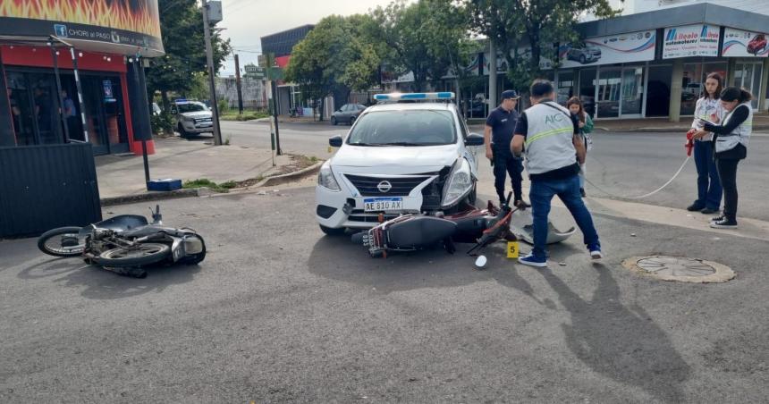 Pico- en una persecucioacuten policial un patrullero giroacute en contramano y chocoacute a una moto