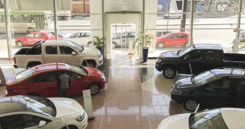 Maacutes golpes a la clase media- se vuelven impagables los planes de ahorro para comprar autos