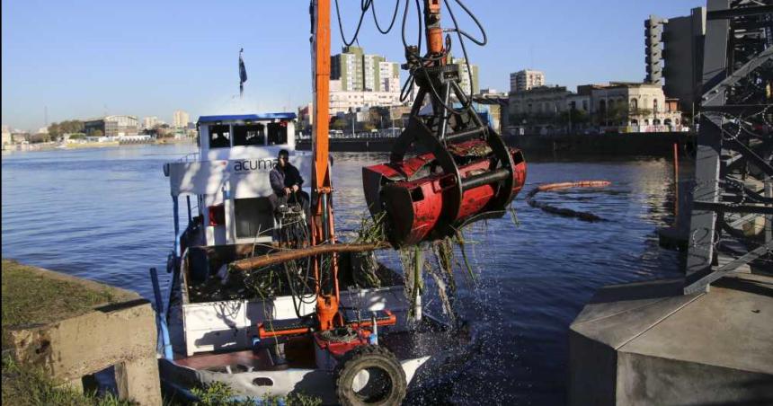 Hallaron un cuerpo flotando en el Riachuelo