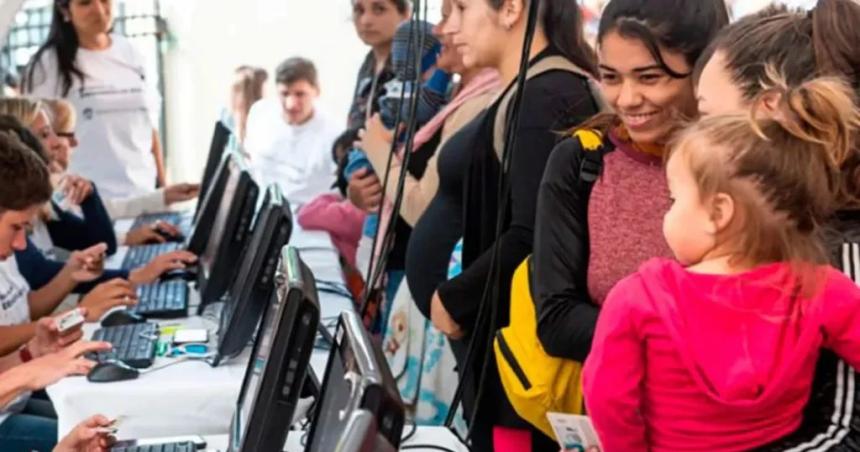 Reducen los topes de ingresos para percibir asignaciones familiares