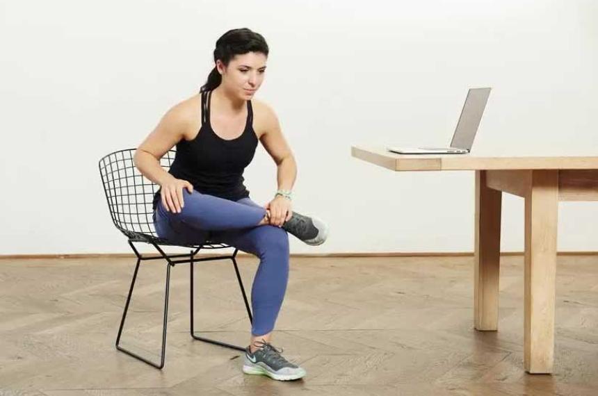 Los ejercicios que deberiacuteas hacer si trabajas sentado