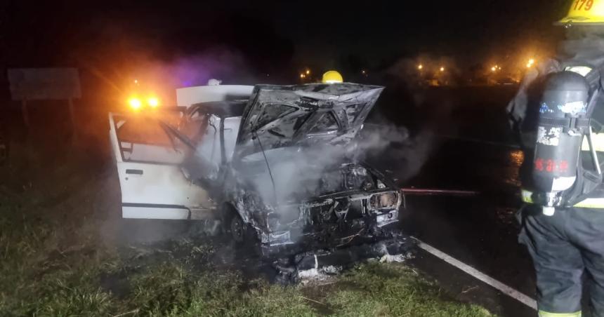 Se incendioacute un auto en la Ruta 10