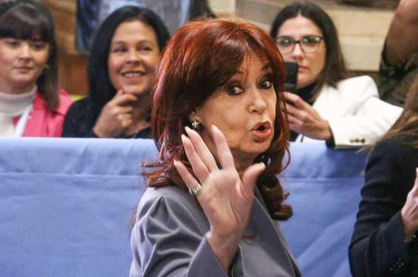 Cristina Kirchner aseguroacute que fue ella quien sacoacute las millas para funcionarios en Aeroliacuteneas