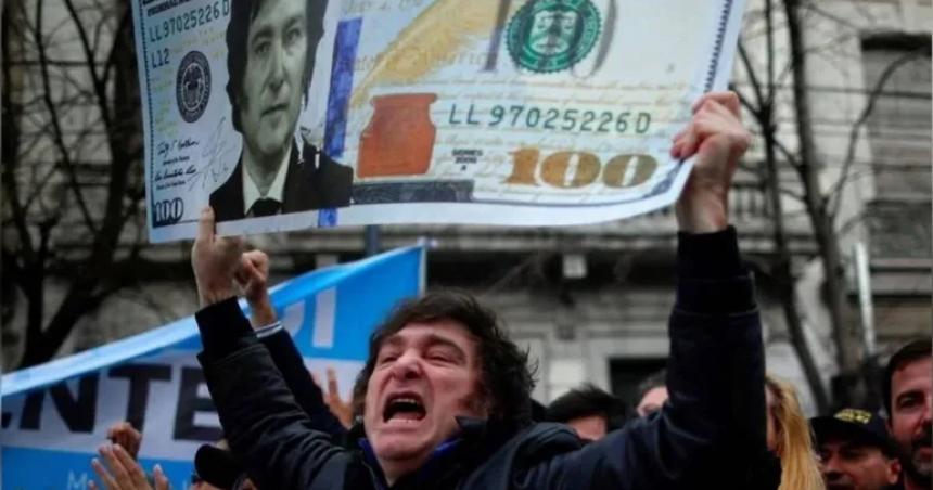 Milei habloacute sobre la dolarizacioacuten y los rumores de feriado cambiario y corralito
