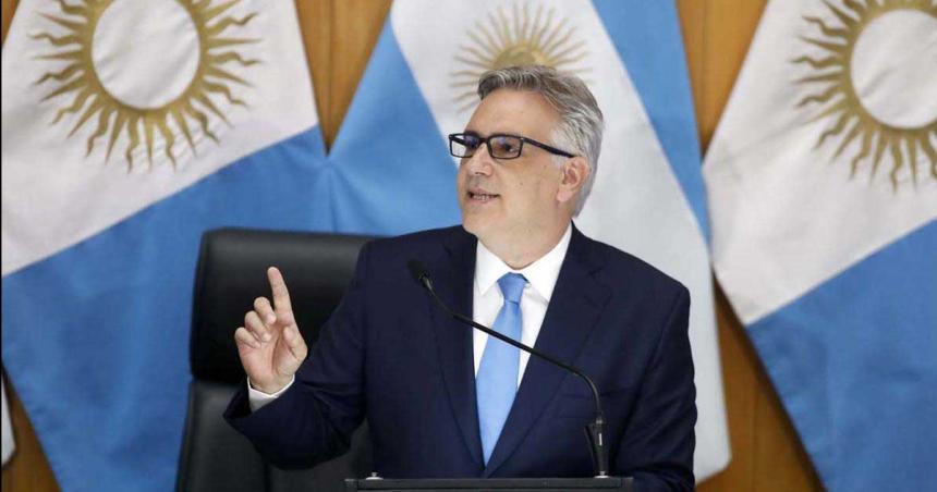 Llaryora advirtioacute que la baja de inflacioacuten sin contencioacuten social implicaraacute recesioacuten