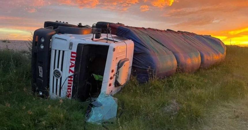 Un camioacuten volcoacute en la Ruta 18  por esquivar un jabaliacute