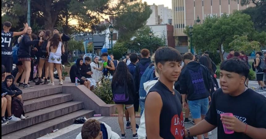 UPD- la plaza San Martiacuten fue uno de los escenarios del poleacutemico festejo escolar