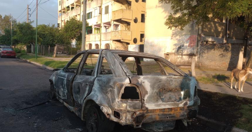 Incendiaron dos vehiacuteculos en Pico