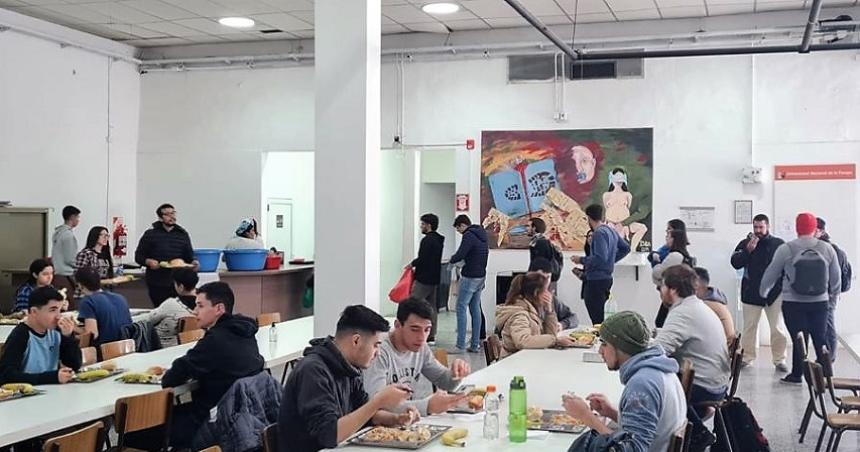 Organizan un guisazo en defensa de la educacioacuten puacuteblica y el comedor universitario