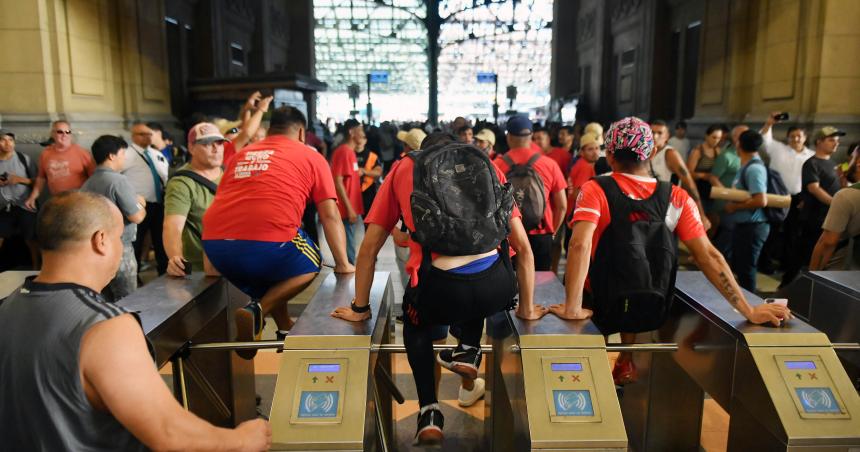 Molinetazo en estaciones de subte y trenes en contra de los aumentos a las tarifas del transporte