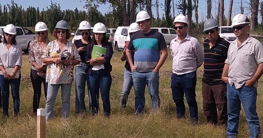 Evaluaron cruce de oleoducto en el riacuteo Colorado