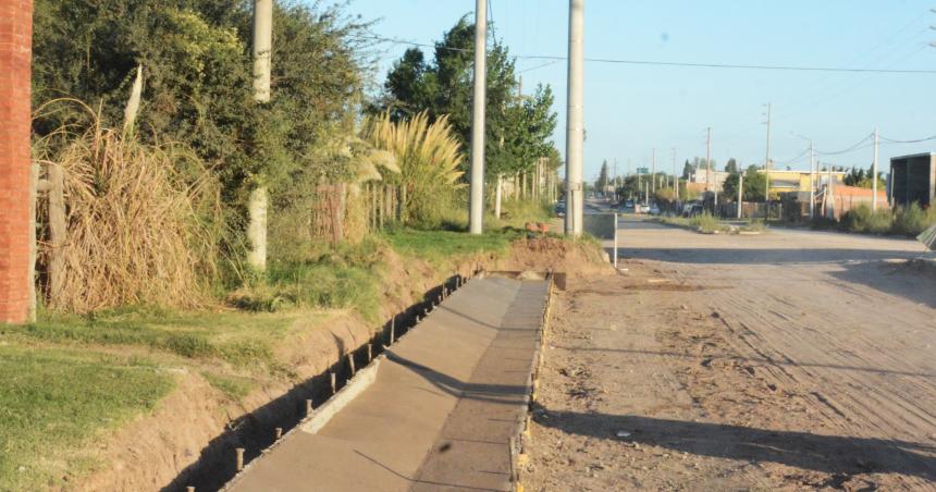 Tres columnas de alta tensioacuten traban la obra de asfalto en la avenida Felice