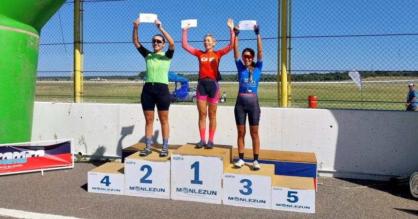 Un show de maacutes de doscientos ciclistas en el Autoacutedromo