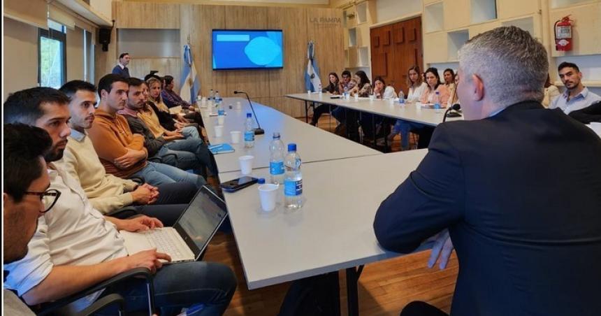 Buscan formar futuros liacutederes poliacuteticos